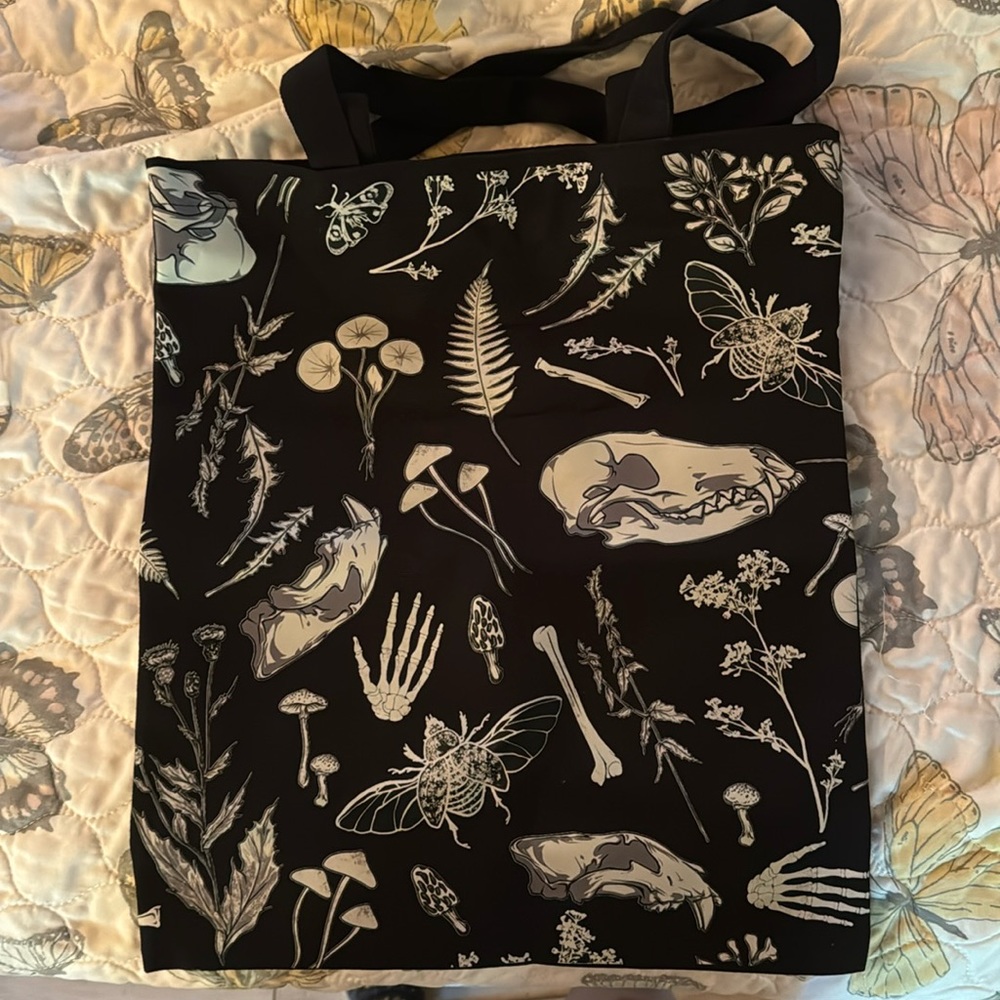 Mushrooms and skulls shopping bag